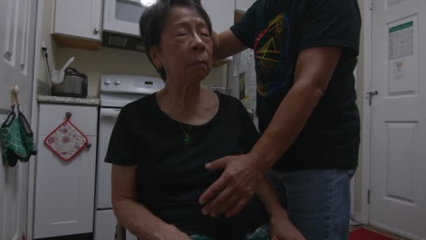 Qigong Praticante Tratar Idoso Asiático Mulher Casa — Vídeo de Stock