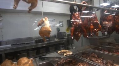 Bir süpermarkette sergilenen çeşitli et çeşitleri