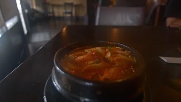 食肆热气腾腾的韩国海鲜汤 — 图库视频影像
