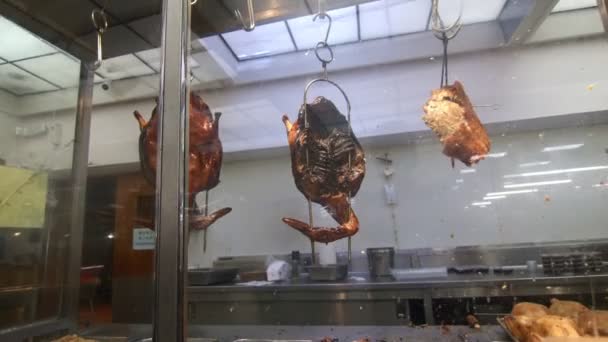 Variedad Carnes Que Cuelgan Exhibición Supermercado — Vídeo de stock