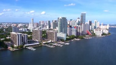 Güneşli bir günde Miami Florida şehir merkezinin insansız hava aracı görüntüleri