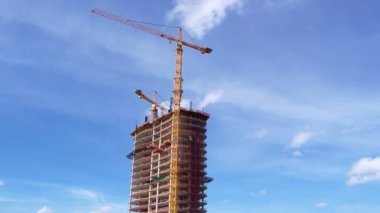 Miami Florida 'da yüksek bir binanın insansız hava aracı görüntüleri.