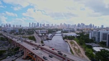 Miami Nehri 'nden Miami şehir merkezine ait İHA görüntüleri.