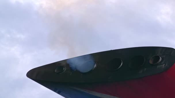 Dym Wydostający Się Wydechu Wylotu Statku Wycieczkowego — Wideo stockowe
