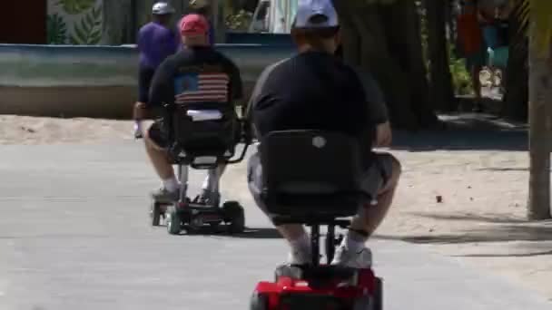 Ancianos Blancos Americanos Usando Scooters Motorizados Para Transporte — Vídeos de Stock