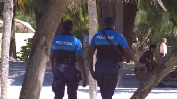 Policiais Afro Americanos Patrulham Área Praia Pública Caribe — Vídeo de Stock