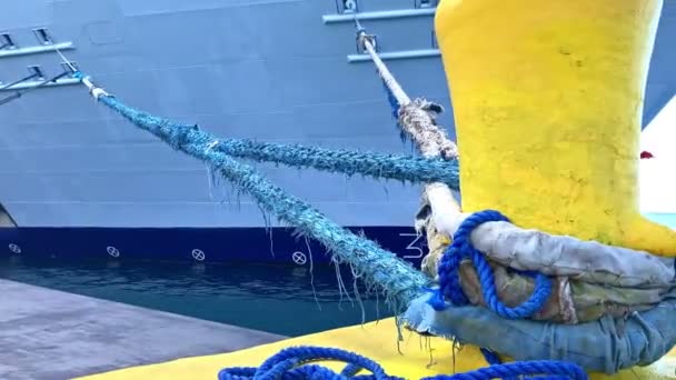Γραμμές Πρόσδεσης Πλοίου Που Συνδέονται Εμπόδιο Προβλήτα — Αρχείο Βίντεο