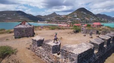 Sint Maarten 'de Fort Amsterdam boyunca yürüyen bir çocuğun drone görüntüleri. 