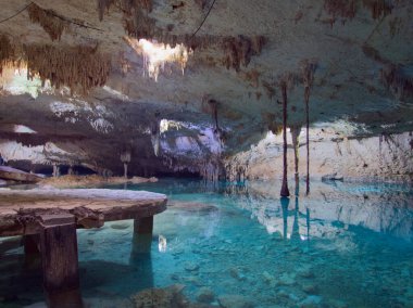 Tulum Meksika 'da bir mağarada doğal yeraltı yüzme havuzu. 