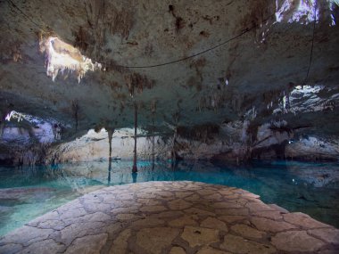 Tulum Meksika 'da bir mağarada doğal yeraltı yüzme havuzu. 