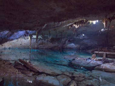 Tulum Meksika 'da bir mağarada doğal yeraltı yüzme havuzu. 