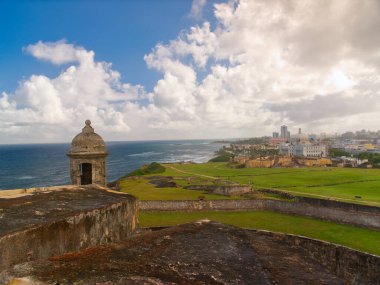 Castillo San Cristobal 'dan San Juan ve Porto Riko' nun manzarası