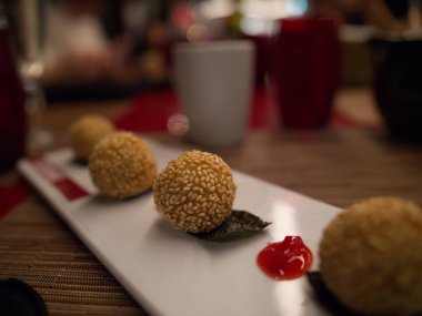 Susamlı tatlı Çin restoranında servis ediliyor.