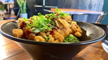 Japon restoranında bir kase kızarmış tavuk katsu.