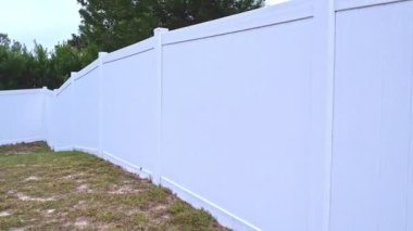 Beyaz çitlerin arka bahçedeki görüntüleri.