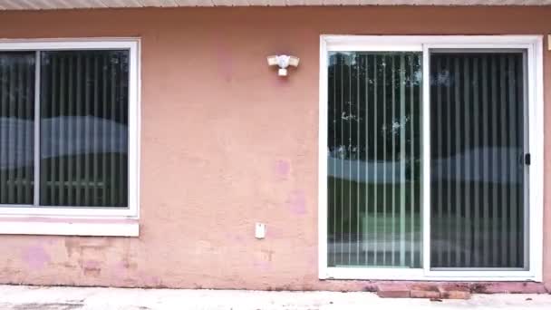 Duże Szklane Okna Szyby Przesuwane Tylnymi Drzwiami Budynku Mieszkalnego — Wideo stockowe