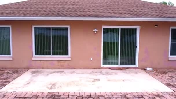 Duże Szklane Okna Szyby Przesuwane Tylnymi Drzwiami Budynku Mieszkalnego — Wideo stockowe
