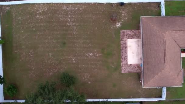 Vista Arriba Hacia Abajo Drone Patio Trasero Residencial Con Esgrima — Vídeos de Stock