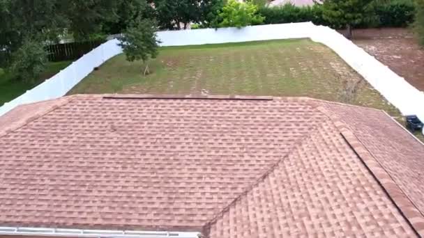 Drone Footage Residential Home Roof Exterior White Fenced Backyard — Stock Video