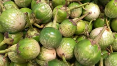 Asya 'daki bir gıda pazarında patlıcan.