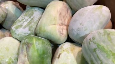 Asya gıda pazarında kış karpuzu