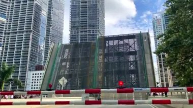 Brickell Miami şehir merkezindeki köprüden geçiyor.