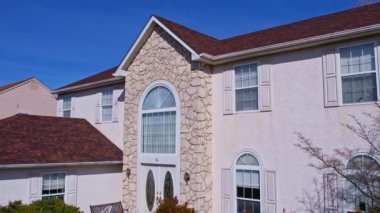 Beyaz yerleşim yerinin ön tarafındaki insansız hava aracı araştırması.