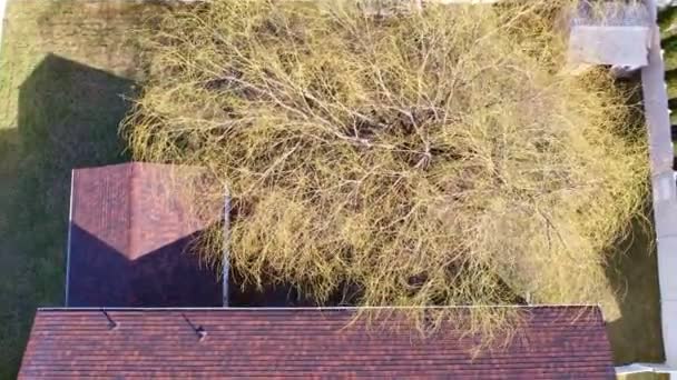 住宅屋面天线透视无人驾驶飞机视点 — 图库视频影像