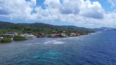 4k çözünürlüklü insansız hava aracı Karayiplerdeki Roatan Honduras kıyılarındaki binaların ve evlerin videoları.