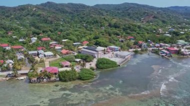 4k çözünürlüklü insansız hava aracı Karayiplerdeki Roatan Honduras kıyılarındaki binaların ve evlerin videoları.
