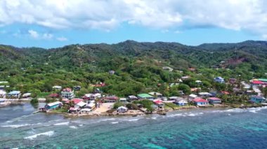 4k çözünürlüklü insansız hava aracı Karayiplerdeki Roatan Honduras kıyılarındaki binaların ve evlerin videoları.