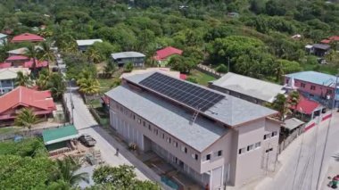 Roatan Honduras 'taki bir binanın çatısındaki güneş panellerinin insansız hava aracı görüntüleri.