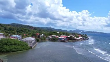 4k çözünürlüklü insansız hava aracı Karayiplerdeki Roatan Honduras kıyılarındaki binaların ve evlerin videoları.