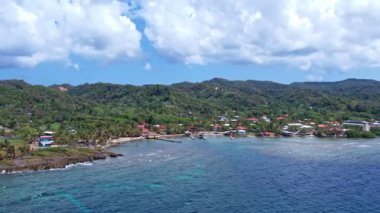 4k çözünürlüklü insansız hava aracı Karayiplerdeki Roatan Honduras kıyılarındaki binaların ve evlerin videoları.