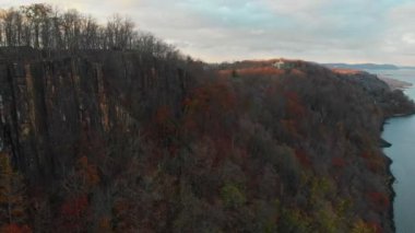 New Jersey ve New York bölgesindeki Palisade uçurumlarının gün batımında Hudson Nehri 'ndeki insansız hava aracı görüntüleri.