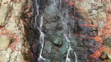 New Jersey 'deki Palisades Eyaletler Arası Parkı' nda bulunan doğal bir şelalenin görüntüleri.