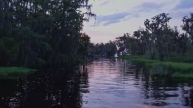 Günbatımında Clermont Florida 'daki Minnehaha Gölü' ne giden bir körfezin insansız hava aracı görüntüsü.