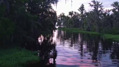 Günbatımında Clermont Florida 'daki Minnehaha Gölü' ne giden bir körfezin insansız hava aracı görüntüsü.
