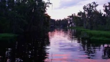 Günbatımında Clermont Florida 'daki Minnehaha Gölü' ne giden bir körfezin insansız hava aracı görüntüsü.
