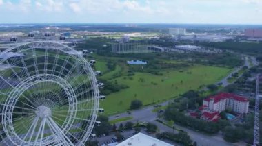 Orlando Florida 'daki ikon parkındaki dönme dolabın İHA görüntüleri.