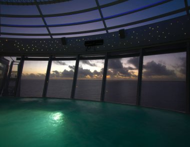 Günbatımında okyanusa bakan bir yolcu gemisinde jakuzi.