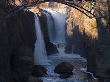 Paterson, Passaic County, New Jersey 'de düştü.