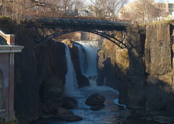 Paterson, Passaic County, New Jersey 'de düştü.