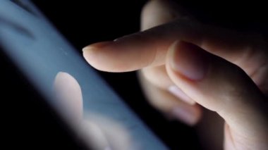 Parmaklar Tablet Ekran Işığını Kaydırıyor
