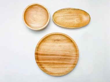 Boş ahşap tabağın düz yatağı ve beyaz zemin üzerinde ahşap kase.