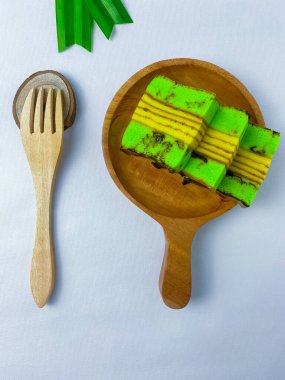 Endonezya 'dan katmanlı sünger keke dikenli kek denir. Pandan yeşili yaprak aromalı dikenli kek ahşap bir tabakta ya da ahşap çatal bıçakla servis edilir..