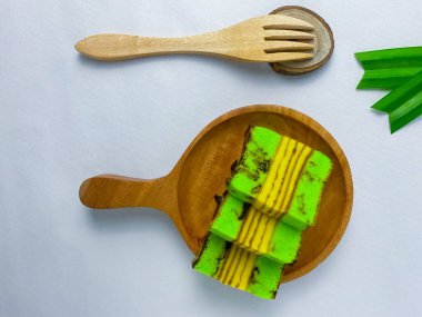 Endonezya 'dan katmanlı sünger keke dikenli kek denir. Pandan yeşili yaprak aromalı dikenli kek ahşap bir tabakta ya da ahşap çatal bıçakla servis edilir..