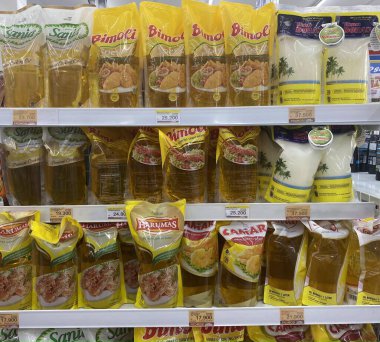 Malang, Endonezya 28 Ağustos 2022: Minimarkette raflarda çeşitli türde ve markalı pişirme yağı ürünleri. Palmiye yağı ve hindistan cevizi yağı.