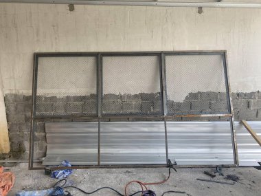 Hala devam eden evler için demir çitler