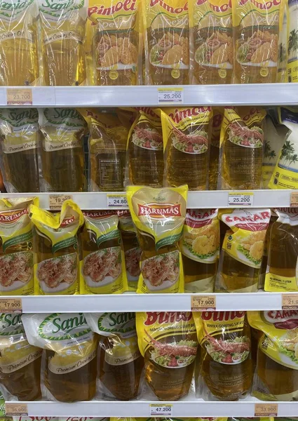 stock image Malang, Indonesia August 28,2022 : Rows of variety type and brand of cooking oil product on shelves in a minimarket.Palm oil and coconut oil.